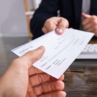 Assegno consegnato a mano