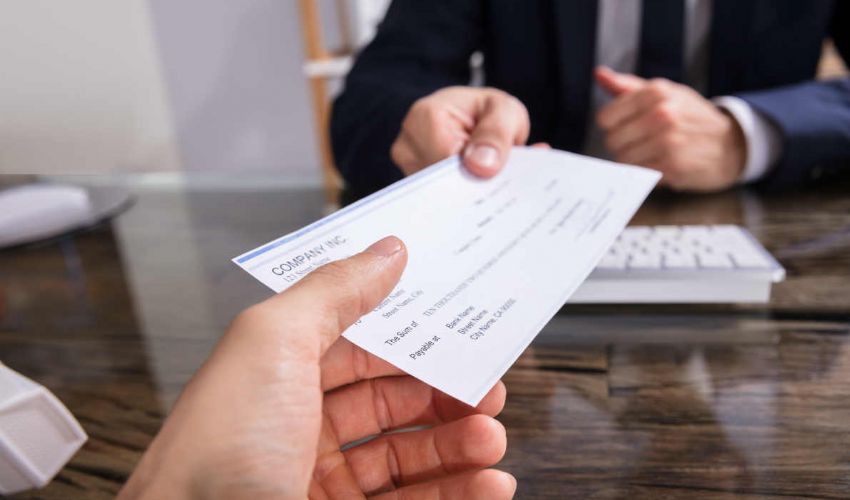 ASSEGNO Assegno consegnato a mano